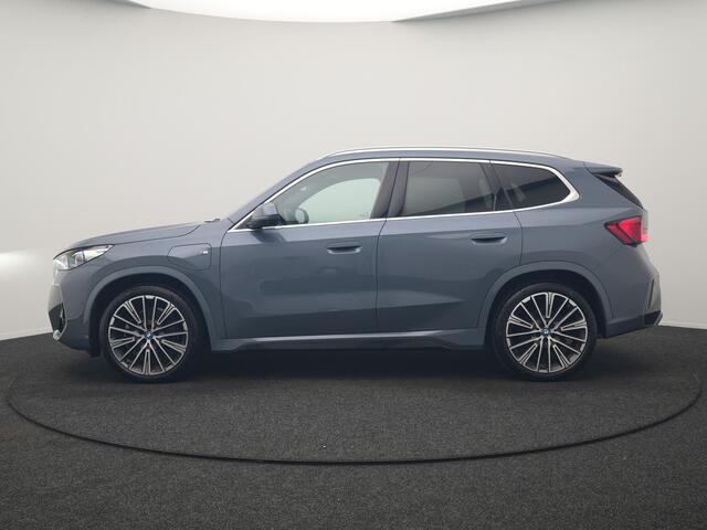 BMW X1 xDrive30e M Sport PHEV 326pk Dealer O.H. | Trekhaak Af Fabriek | Adaptive Cruise | Head Up | Harman / Kardon | 360 Camera | Alcantara Sportstoelen Memory & Verwarmd | Adaptief Onderstel | Sfeerverlichting | Stuur Verwarmd | Blis | Keyless | 20"L.M | Plug
