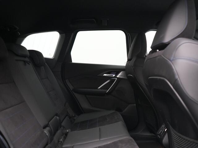 BMW X1 xDrive30e M Sport PHEV 326pk Dealer O.H. | Trekhaak Af Fabriek | Adaptive Cruise | Head Up | Harman / Kardon | 360 Camera | Alcantara Sportstoelen Memory & Verwarmd | Adaptief Onderstel | Sfeerverlichting | Stuur Verwarmd | Blis | Keyless | 20"L.M | Plug