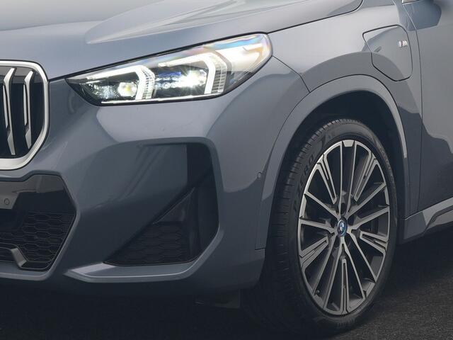 BMW X1 xDrive30e M Sport PHEV 326pk Dealer O.H. | Trekhaak Af Fabriek | Adaptive Cruise | Head Up | Harman / Kardon | 360 Camera | Alcantara Sportstoelen Memory & Verwarmd | Adaptief Onderstel | Sfeerverlichting | Stuur Verwarmd | Blis | Keyless | 20"L.M | Plug