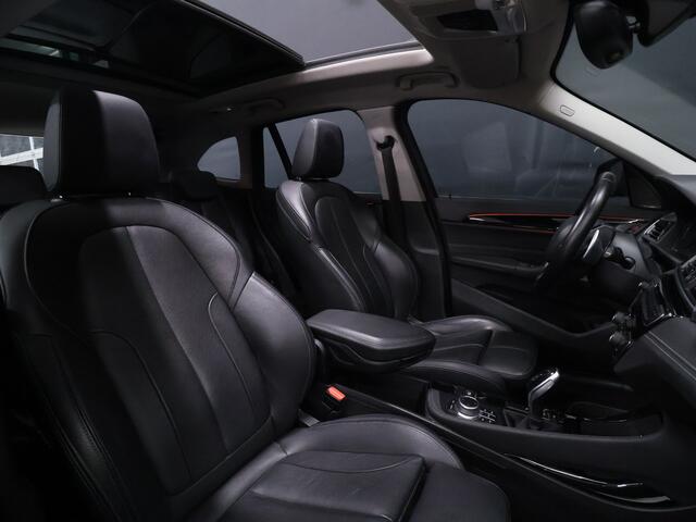 BMW X1 sDrive20i High Executive Edition [SCHUIFKANTELDAK, STOELVERWARMING, HEAD-UP, TREKHAAK AFNEEMBAAR, CAMERA, VOL LEDER, LED, PDC V+A, CRUISE CONTROL, NAVIGATIE, CLIMATE, ELEKTRISCHE ACHTERKLEP, HIFI SOUND, NIEUWSTAAT]
