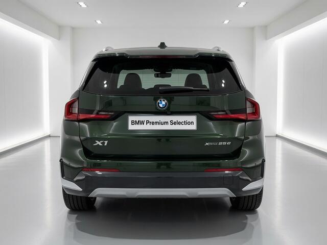 BMW X1 xDrive25e xLine | Panorama | 19" | Camera | Stoelverwarming | Trekhaak
