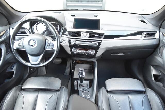 BMW X1 sDrive20i Orange Edition III * Trekhaak * Schuifdak * Head-up * LED * Stuurverwarming *