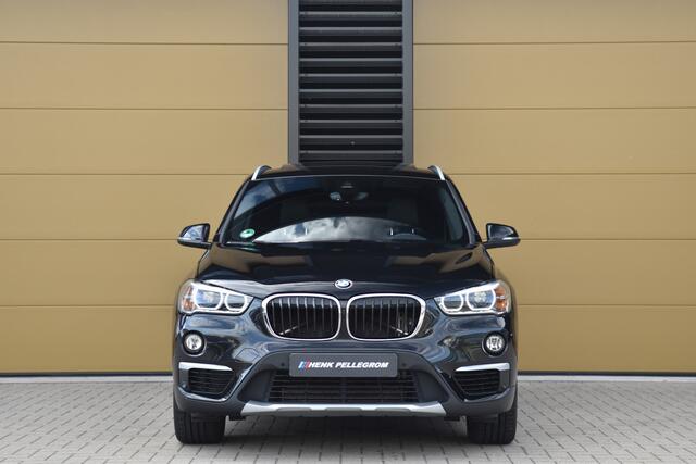 BMW X1 sDrive20i Orange Edition III * Trekhaak * Schuifdak * Head-up * LED * Stuurverwarming *
