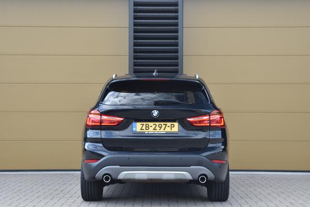 BMW X1 sDrive20i Orange Edition III * Trekhaak * Schuifdak * Head-up * LED * Stuurverwarming *
