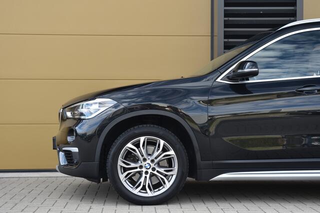 BMW X1 sDrive20i Orange Edition III * Trekhaak * Schuifdak * Head-up * LED * Stuurverwarming *