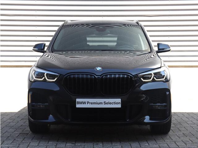 BMW X1 sDrive18i | High Executive | M Sportpakket | Head-Up | Trekhaak | Hi-Fi | Apple Carplay Voorbereiding | Parking Pack | Elektr. Achterklep | 18'' LMV
