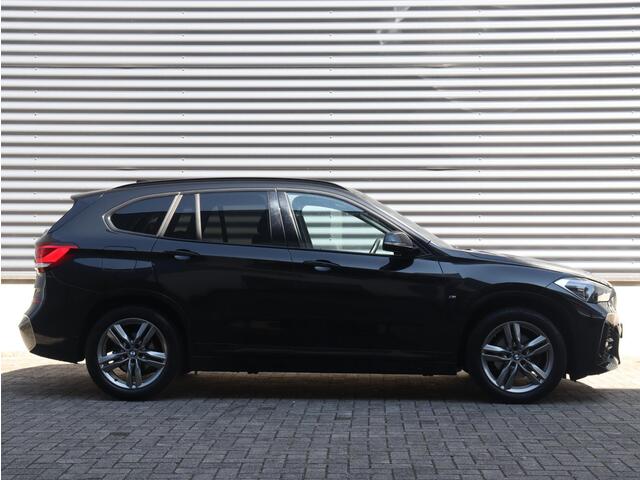 BMW X1 sDrive18i | High Executive | M Sportpakket | Head-Up | Trekhaak | Hi-Fi | Apple Carplay Voorbereiding | Parking Pack | Elektr. Achterklep | 18'' LMV