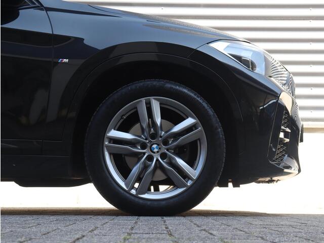 BMW X1 sDrive18i | High Executive | M Sportpakket | Head-Up | Trekhaak | Hi-Fi | Apple Carplay Voorbereiding | Parking Pack | Elektr. Achterklep | 18'' LMV