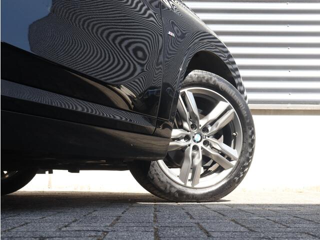 BMW X1 sDrive18i | High Executive | M Sportpakket | Head-Up | Trekhaak | Hi-Fi | Apple Carplay Voorbereiding | Parking Pack | Elektr. Achterklep | 18'' LMV