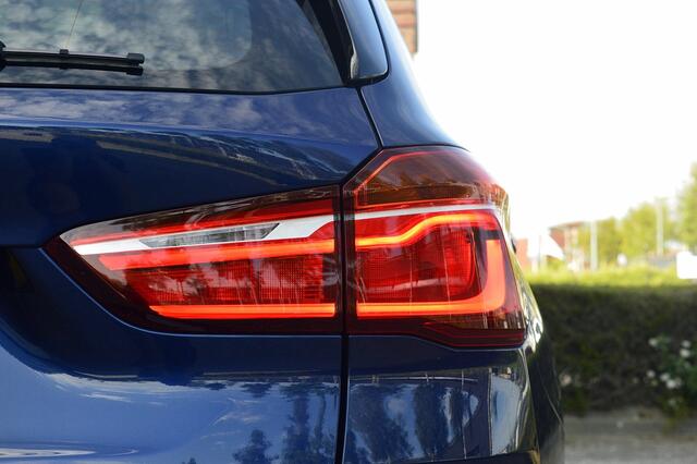 BMW X1 sDrive20i Orange Edition III Rijklaarprijs-Garantie Panorama dak Leder Navigatie Led Camera Navigatie