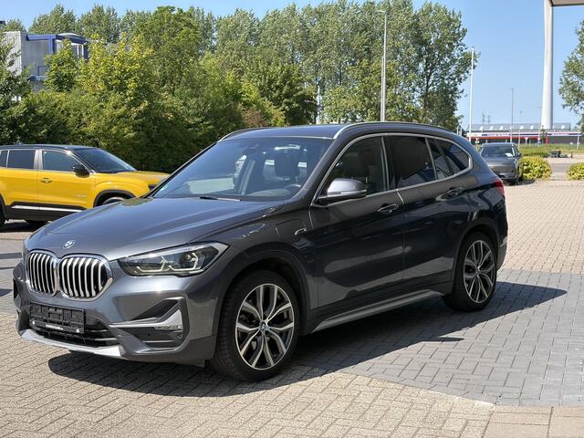 BMW X1 x Line 25e | Panoramadak | Harman Kardon | Adaptive cruise control | Keyless entry | Stoelverwarming | Sportstoelen | Verwarmd stuurwiel | Camera | 19 inch velgen | Elektrische achterklep | M stuurwiel |