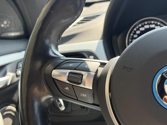 BMW X1 x Line 25e | Panoramadak | Harman Kardon | Adaptive cruise control | Keyless entry | Stoelverwarming | Sportstoelen | Verwarmd stuurwiel | Camera | 19 inch velgen | Elektrische achterklep | M stuurwiel |