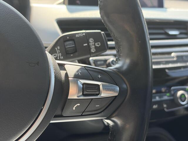 BMW X1 x Line 25e | Panoramadak | Harman Kardon | Adaptive cruise control | Keyless entry | Stoelverwarming | Sportstoelen | Verwarmd stuurwiel | Camera | 19 inch velgen | Elektrische achterklep | M stuurwiel |