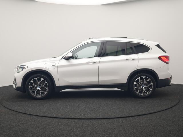 BMW X1 xDrive25e xLine PHEV 221pk Dealer O.H | Panodak | Adaptive Cruise | Camera | Head Up | Lederen Sportstoelen Memory & Verwarmd | Hifi Audio | Lane Assist | Sfeerverlichting | Navigatie | DAB | 18"L.M | Plug In Hybrid |
