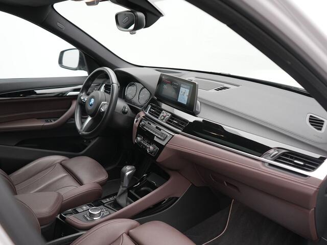 BMW X1 xDrive25e xLine PHEV 221pk Dealer O.H | Panodak | Adaptive Cruise | Camera | Head Up | Lederen Sportstoelen Memory & Verwarmd | Hifi Audio | Lane Assist | Sfeerverlichting | Navigatie | DAB | 18"L.M | Plug In Hybrid |