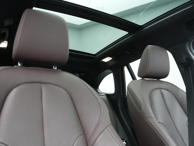 BMW X1 xDrive25e xLine PHEV 221pk Dealer O.H | Panodak | Adaptive Cruise | Camera | Head Up | Lederen Sportstoelen Memory & Verwarmd | Hifi Audio | Lane Assist | Sfeerverlichting | Navigatie | DAB | 18"L.M | Plug In Hybrid |