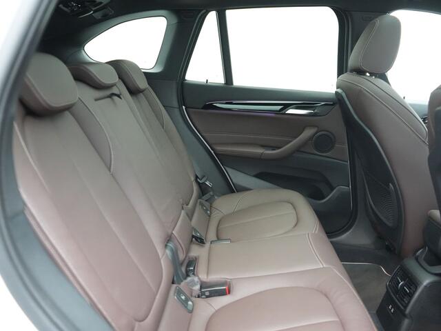 BMW X1 xDrive25e xLine PHEV 221pk Dealer O.H | Panodak | Adaptive Cruise | Camera | Head Up | Lederen Sportstoelen Memory & Verwarmd | Hifi Audio | Lane Assist | Sfeerverlichting | Navigatie | DAB | 18"L.M | Plug In Hybrid |