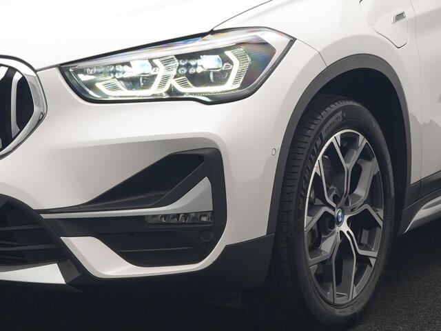 BMW X1 xDrive25e xLine PHEV 221pk Dealer O.H | Panodak | Adaptive Cruise | Camera | Head Up | Lederen Sportstoelen Memory & Verwarmd | Hifi Audio | Lane Assist | Sfeerverlichting | Navigatie | DAB | 18"L.M | Plug In Hybrid |