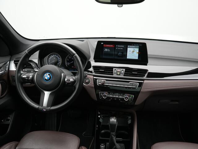BMW X1 xDrive25e xLine PHEV 221pk Dealer O.H | Panodak | Adaptive Cruise | Camera | Head Up | Lederen Sportstoelen Memory & Verwarmd | Hifi Audio | Lane Assist | Sfeerverlichting | Navigatie | DAB | 18"L.M | Plug In Hybrid |