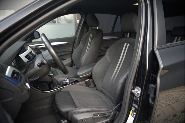 BMW X1 xDrive25e Executive M Sport | Stoelverwarming | Trekhaak | Parkeersensoren | Navigatie | Ambiance Verlichting | Keyless | Cruise Control | LED | Climate Control | DAB | BTW | SOH 90%