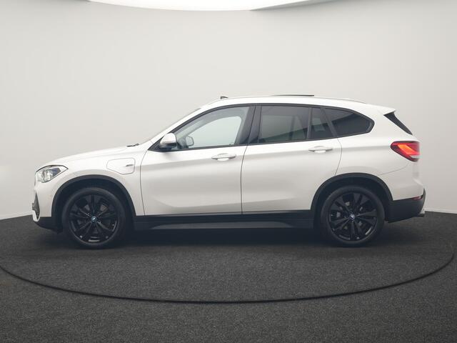 BMW X1 xDrive25e Advantage PHEV 221pk Dealer O.H. | Trekhaak Afn. | Panodak | Head Up | Camera | Harman / Kardon | Lederen Comfortzetels Verwarmd | Navigatie | DAB | Plug In Hybrid |