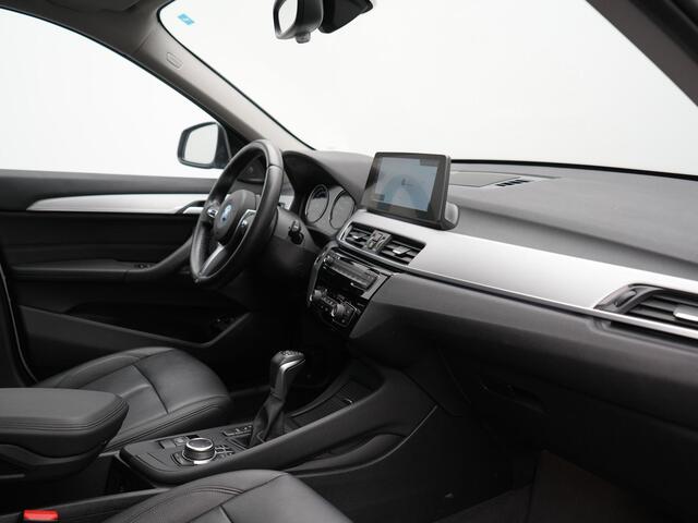 BMW X1 xDrive25e Advantage PHEV 221pk Dealer O.H. | Trekhaak Afn. | Panodak | Head Up | Camera | Harman / Kardon | Lederen Comfortzetels Verwarmd | Navigatie | DAB | Plug In Hybrid |