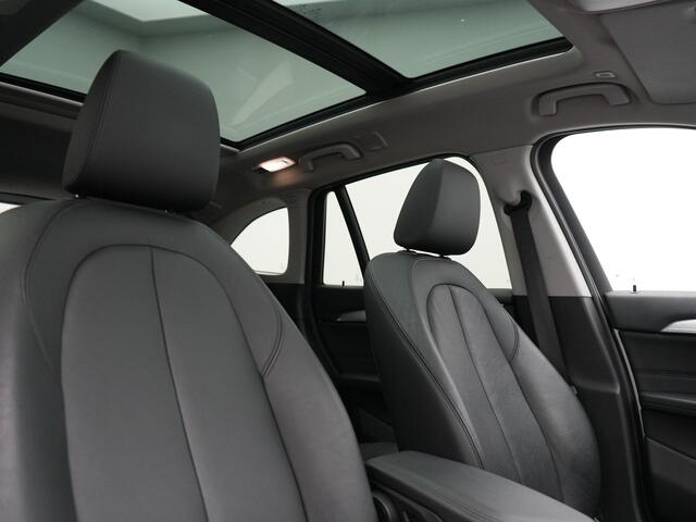 BMW X1 xDrive25e Advantage PHEV 221pk Dealer O.H. | Trekhaak Afn. | Panodak | Head Up | Camera | Harman / Kardon | Lederen Comfortzetels Verwarmd | Navigatie | DAB | Plug In Hybrid |