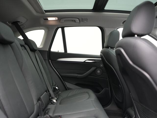 BMW X1 xDrive25e Advantage PHEV 221pk Dealer O.H. | Trekhaak Afn. | Panodak | Head Up | Camera | Harman / Kardon | Lederen Comfortzetels Verwarmd | Navigatie | DAB | Plug In Hybrid |