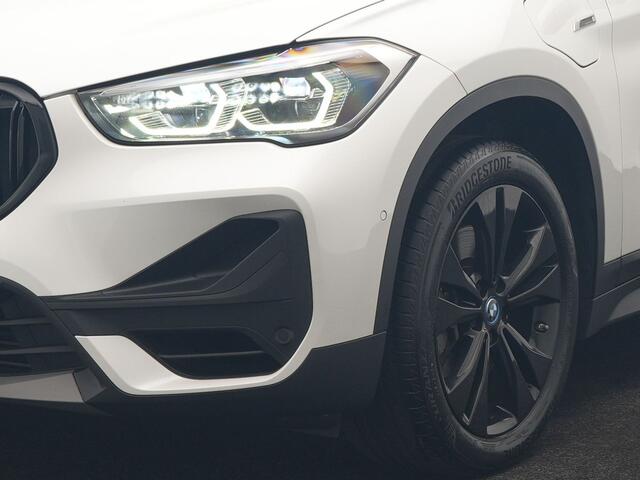 BMW X1 xDrive25e Advantage PHEV 221pk Dealer O.H. | Trekhaak Afn. | Panodak | Head Up | Camera | Harman / Kardon | Lederen Comfortzetels Verwarmd | Navigatie | DAB | Plug In Hybrid |