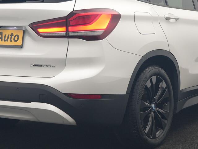 BMW X1 xDrive25e Advantage PHEV 221pk Dealer O.H. | Trekhaak Afn. | Panodak | Head Up | Camera | Harman / Kardon | Lederen Comfortzetels Verwarmd | Navigatie | DAB | Plug In Hybrid |
