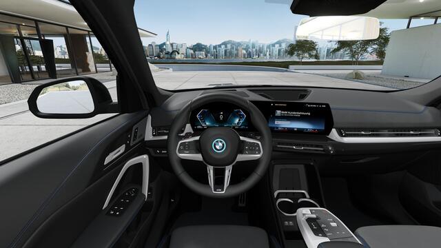 BMW X1 xDrive25e M Sport Automaat / Panoramadak / Trekhaak / M Sportstoelen / Head-Up / M Adaptief onderstel / Comfort Access / Adaptieve LED / Parking Assistant Plus