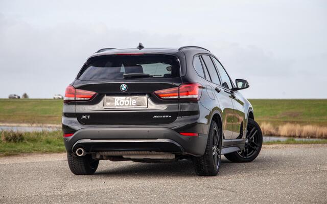 BMW X1 xDrive25e Executive BLACK LINE / CAMERA / CARPLAY / HEAD UP DISPLAY / LEDER / LED / CRUISE CONTROLE / STOELVERWARMING