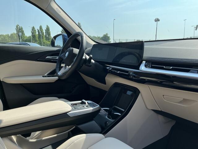 BMW X1 xDrive25e xLine | Panorama | Trekhaak | 19" | Camera | Stoelverwarming | 2026!