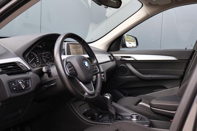 BMW X1 sDrive20i Centennial Executive 192pk Automaat | NL auto! | Trekhaak | Camera | Sportstoelen | Elektr. Achterklep