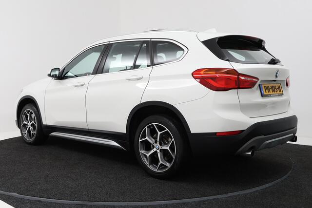 BMW X1 SDrive20i Corporate Lease High Executive (PANORAMADAK, CAMERA, STOELVERWARMING, HEAD-UP DI