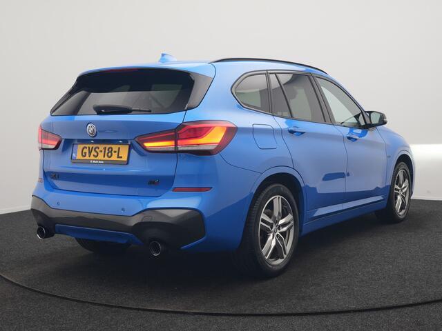 BMW X1 sDrive20i M Sport 192pk Misano Blauw Metallic | Trekhaak Afn. | Sportstoelen Verwarmd | Navi Pro | Sfeerverlichting | Apple Carplay | Camera | LED Koplampen | 18"L.M | M Sportstuur | Cruise Control |