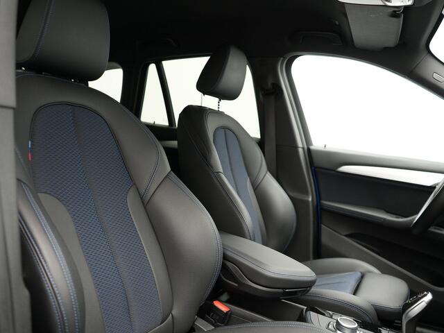 BMW X1 sDrive20i M Sport 192pk Misano Blauw Metallic | Trekhaak Afn. | Sportstoelen Verwarmd | Navi Pro | Sfeerverlichting | Apple Carplay | Camera | LED Koplampen | 18"L.M | M Sportstuur | Cruise Control |