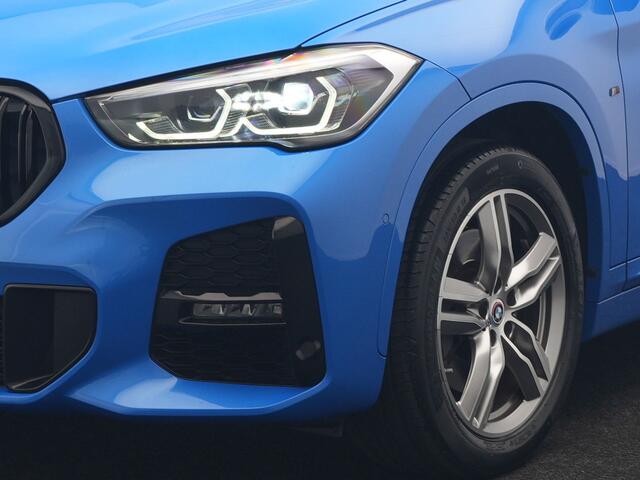 BMW X1 sDrive20i M Sport 192pk Misano Blauw Metallic | Trekhaak Afn. | Sportstoelen Verwarmd | Navi Pro | Sfeerverlichting | Apple Carplay | Camera | LED Koplampen | 18"L.M | M Sportstuur | Cruise Control |