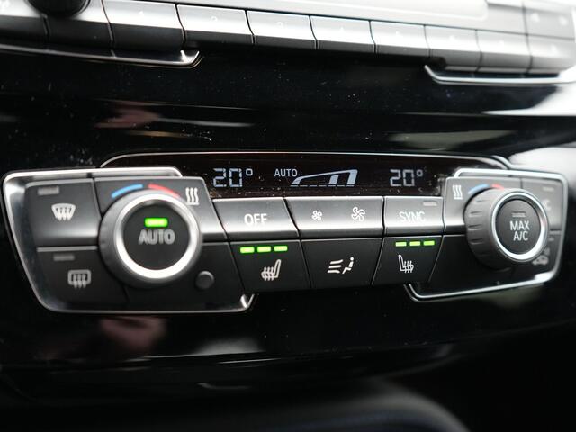 BMW X1 sDrive20i M Sport 192pk Misano Blauw Metallic | Trekhaak Afn. | Sportstoelen Verwarmd | Navi Pro | Sfeerverlichting | Apple Carplay | Camera | LED Koplampen | 18"L.M | M Sportstuur | Cruise Control |