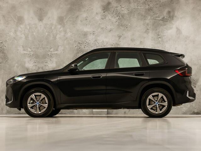BMW X1 xDrive25e Automaat 245Pk (APPLE CARPLAY, HEAD-UP DISPLAY, 360 CAMERA, LEDER, STOELVERWARMING, ZWARTE HEMEL, NIEUWSTAAT)