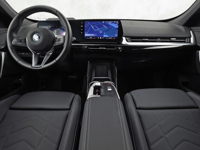 BMW X1 xDrive25e Automaat 245Pk (APPLE CARPLAY, HEAD-UP DISPLAY, 360 CAMERA, LEDER, STOELVERWARMING, ZWARTE HEMEL, NIEUWSTAAT)