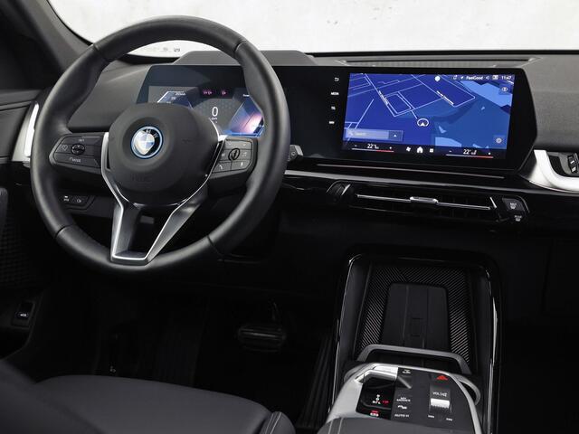 BMW X1 xDrive25e Automaat 245Pk (APPLE CARPLAY, HEAD-UP DISPLAY, 360 CAMERA, LEDER, STOELVERWARMING, ZWARTE HEMEL, NIEUWSTAAT)