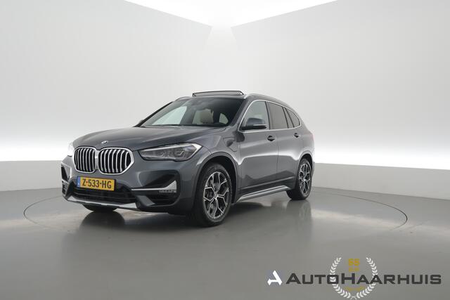 BMW X1 xDrive25e High Executive Edition | Rijklaar! | Trekhaak | S/K-Dak | HUD | Leder | Harman/Kardon | Cruise | Stoelverw. | Camera+PDC | Elek. Klep | Led | NAV+CarPlay | Climate | 18''