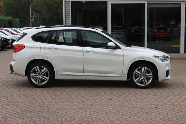 BMW X1 xDrive20i High Exe. M Sport 70.615 km! / Panoramadak / Camera / Head-up / Leder / Navigatie / 18'' / Stuur+Stoelverwarming / Cruise Control