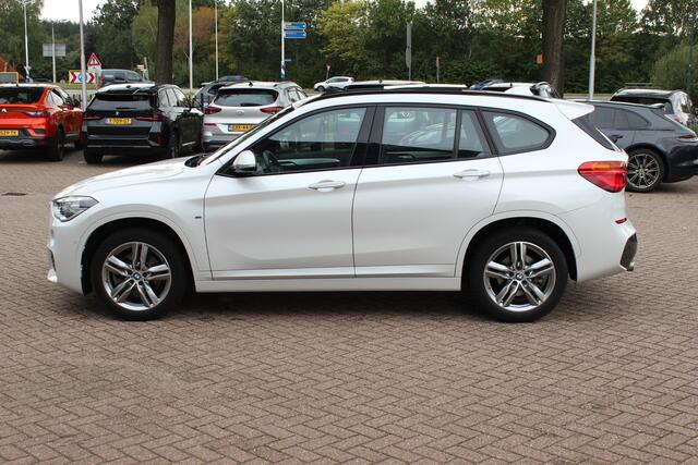 BMW X1 xDrive20i High Exe. M Sport 70.615 km! / Panoramadak / Camera / Head-up / Leder / Navigatie / 18'' / Stuur+Stoelverwarming / Cruise Control