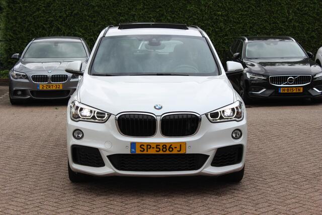 BMW X1 xDrive20i High Exe. M Sport 70.615 km! / Panoramadak / Camera / Head-up / Leder / Navigatie / 18'' / Stuur+Stoelverwarming / Cruise Control