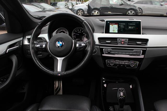 BMW X1 xDrive20i High Exe. M Sport 70.615 km! / Panoramadak / Camera / Head-up / Leder / Navigatie / 18'' / Stuur+Stoelverwarming / Cruise Control
