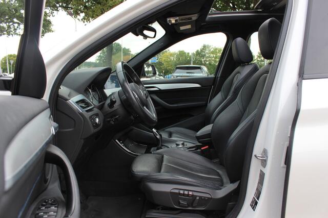 BMW X1 xDrive20i High Exe. M Sport 70.615 km! / Panoramadak / Camera / Head-up / Leder / Navigatie / 18'' / Stuur+Stoelverwarming / Cruise Control