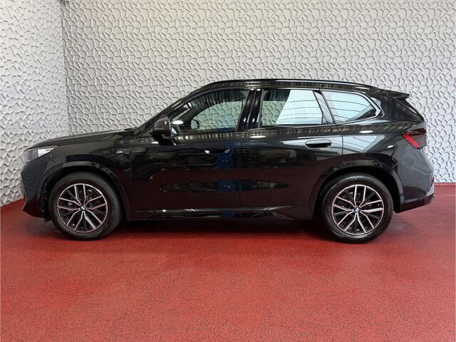 BMW X1 SDRIVE M-SPORT BENZINE SHADOW LINE NAVI LED ELEK.KLEP CRUISE LEER/ALCANTARA CAMERA M-SPORT INTERIEUR / EXTERIEUR ? Top Auto's. Al 30 Jaar uw Bmw Specialist in , BMW M / M Sport / PHEV / HEV / Hybrid / Mhev / 25e / 30e / xDrive25e // xDrive30e / sDrive18i / sDrive20i / sDrive23i ?