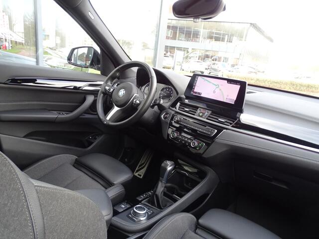 BMW X1 xDrive25e High Exe M Sport Pano.Dak Driving Ass.Plus Head-Up Trekhaak Memory 18'' LM Velgen